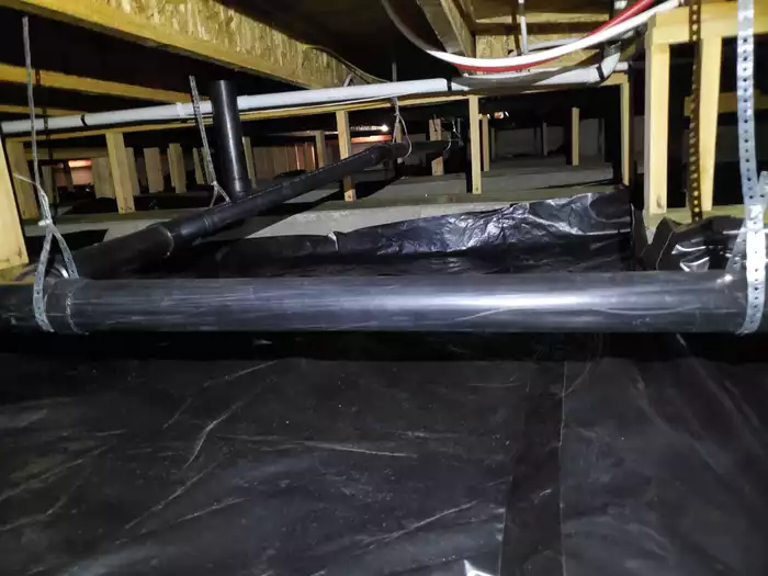 Crawl space with vapor barrier